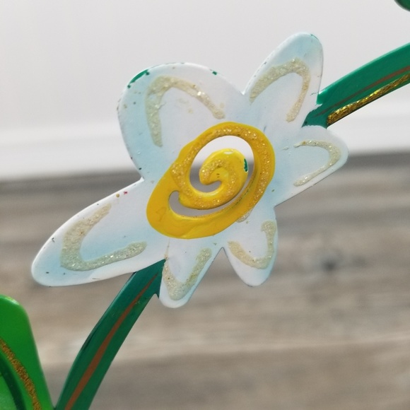 FANCIFUL FLIGHTS Daisy Ornament Stand - Picture 5 of 6